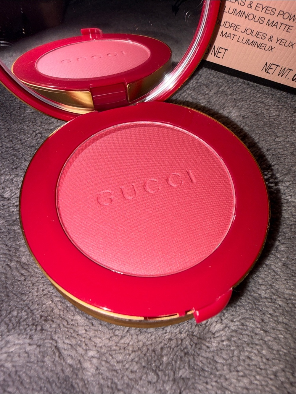 Gucci Blush De Beauté Compact in deep red with gold stars - Picture 3 of 5